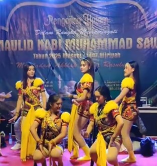 Dangdutan di panggung Maulid Nabi. (instagram)